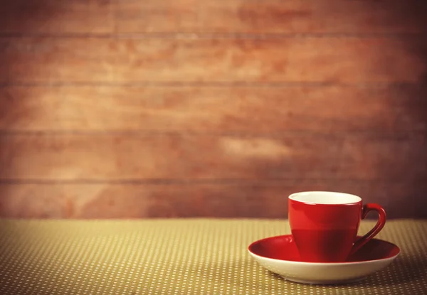 Kaffeetasse auf gepunktetem Deckel. — Stockfoto