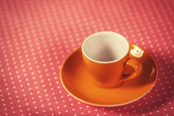 O ceașcă de cafea pe coperta polka dot . — Fotografie, imagine de stoc