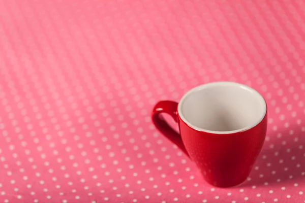 Tasse Kaffee auf Polka Dot Cover. — Stockfoto