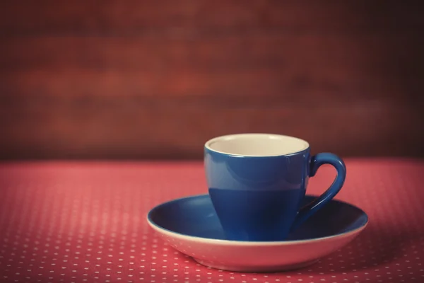 Tasse Kaffee auf Polka Dot Cover. — Stockfoto