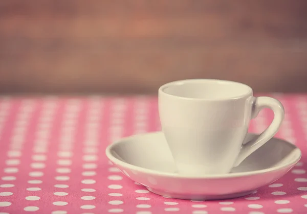 Tazza di un caffè su copertura a pois . — Foto Stock