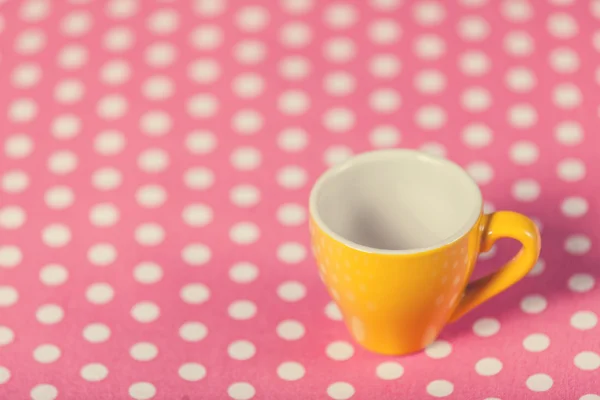 En kaffe på polka dot täcka kopp — Stockfoto