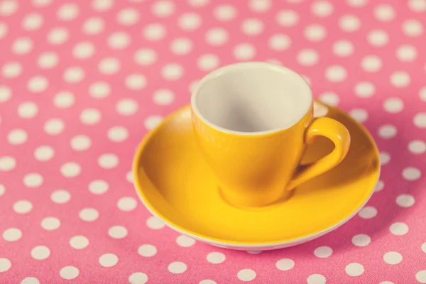 Kaffeetasse auf gepunktetem Deckel — Stockfoto