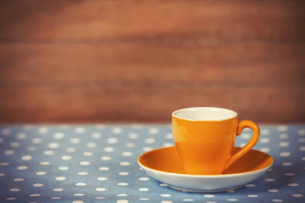 Kaffeetasse auf gepunktetem Deckel. — Stockfoto