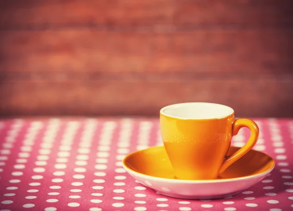 Kaffeetasse auf gepunktetem Deckel — Stockfoto