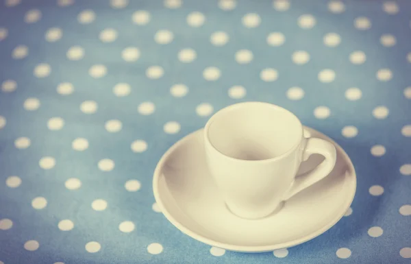 Taza de café en la cubierta de lunares . — Foto de Stock