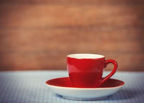 En kaffe på polka dot täcka kopp — Stockfoto