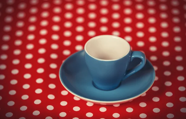 Tasse Kaffee auf Polka Dot Cover. — Stockfoto