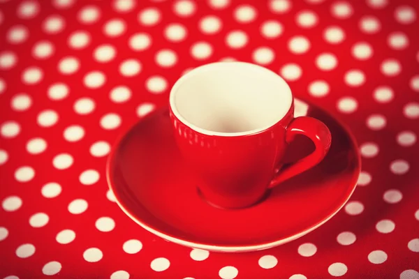 Coupe d'un café sur la couverture à pois . — Photo