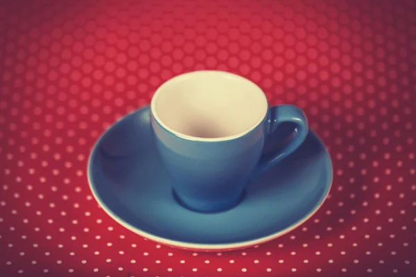 Taza de café en la cubierta de lunares . — Foto de Stock