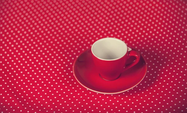 Kop af en kop kaffe på polka dot cover . - Stock-foto