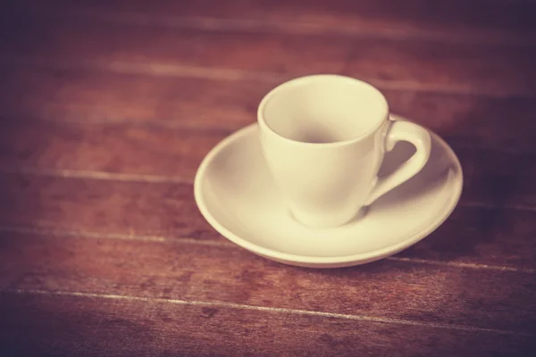 Petite tasse vide pour un café ou un thé sur une table en bois — Photo