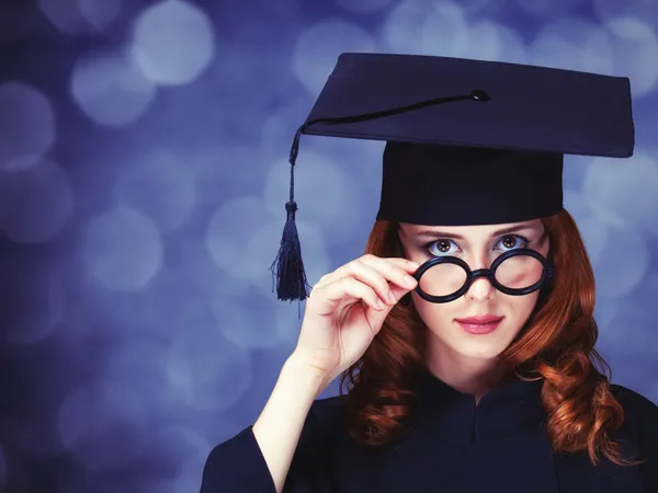 Graduación estudiante chica en un vestido académico . — Foto de Stock