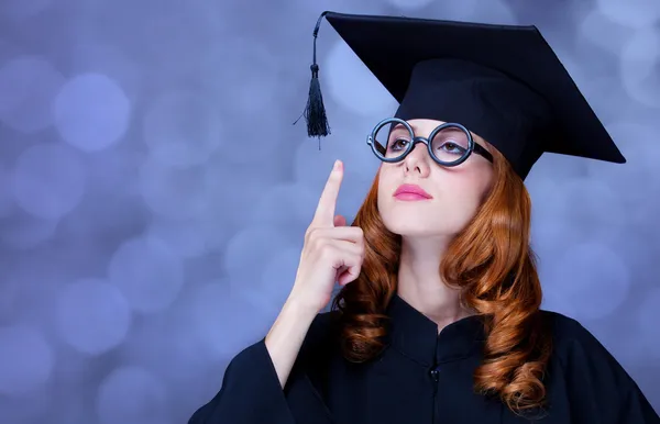 Abschlussschülerin im akademischen Kleid. — Stockfoto