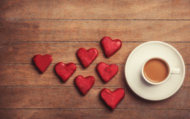 fincan kahve ve kurabiye ahşap bir masa üzerinde.