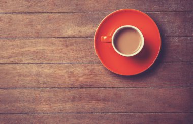 Tahta bir masada bir fincan kahve..