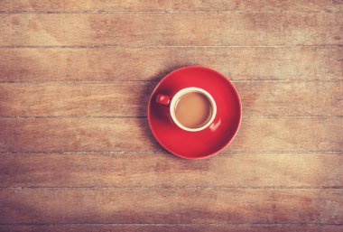 Tahta bir masada bir fincan kahve..