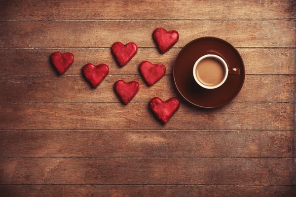 Kopp kaffe och kaka på ett träbord. — Stockfoto