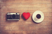fotoaparát, červené srdce a šálek kávy.