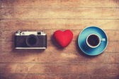 fotoaparát, červené srdce a šálek kávy.