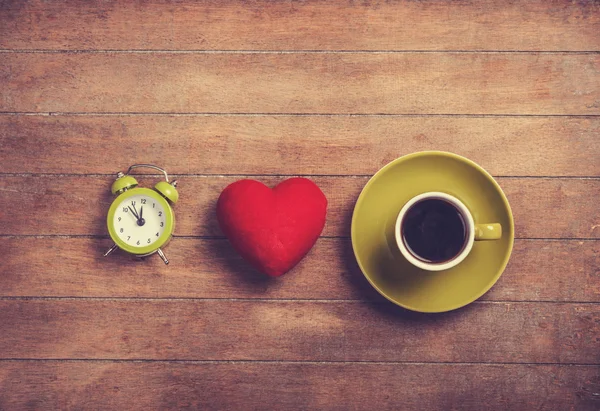 Orologio, cuore di forma e tazza di un caffè . — Foto Stock