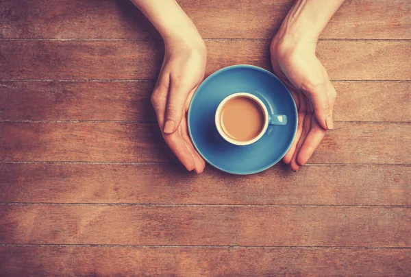 Mãos femininas segurando xícara de café. — Fotografia de Stock