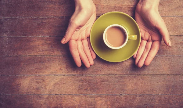 Женские руки с чашкой кофе. — стоковое фото