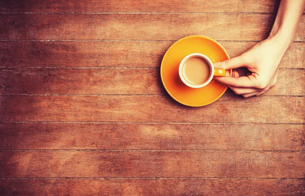 Frauenhände mit Tasse Kaffee. — Stockfoto