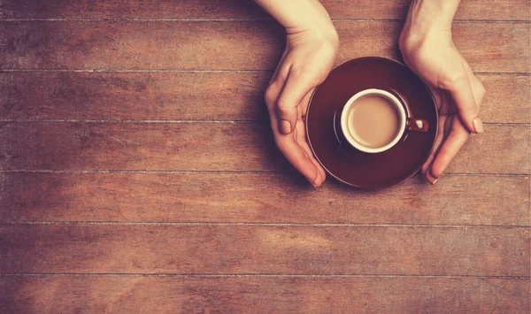 Kvinnliga händer som håller kopp kaffe. — Stockfoto