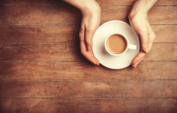 Mains féminines tenant une tasse de café. — Photo