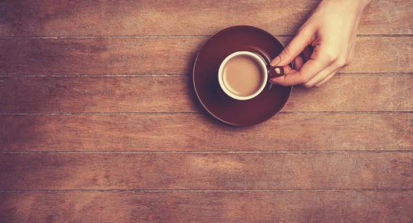 Manos femeninas sosteniendo taza de café. —  Fotos de Stock