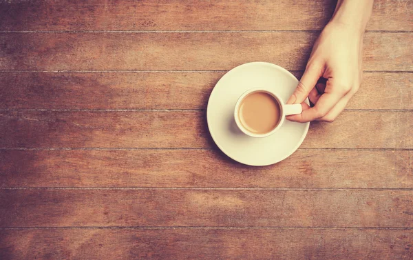 Main féminine tenant une tasse de café . — Photo