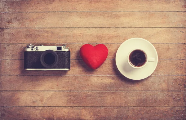Kamera, kırmızı kalp ve bir kahve. — Stok fotoğraf