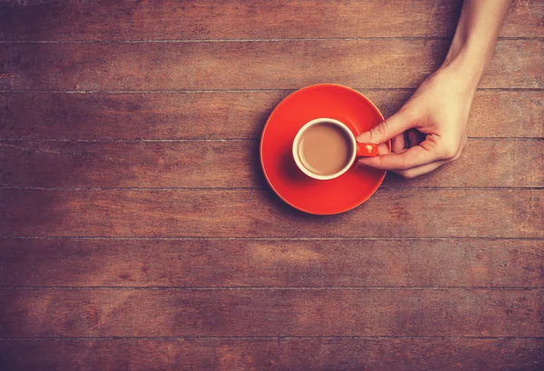 Mão feminina segurando xícara de café . — Fotografia de Stock