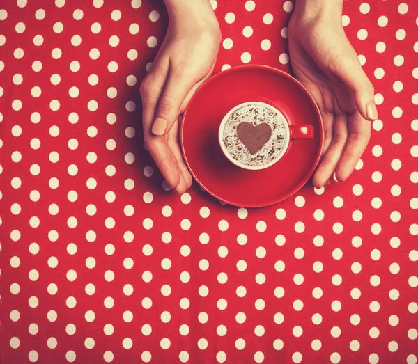 Taza de café de mano femenina . — Foto de Stock