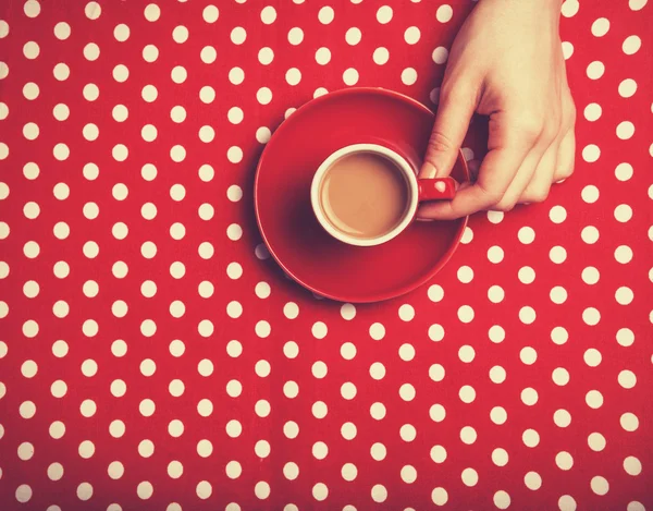 Taza de café de mano femenina . — Foto de Stock