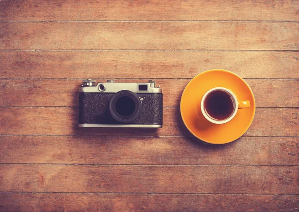 Retro fotoaparát a šálek kávy. — Stock fotografie