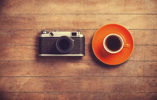 Retro kamera och en fika. — Stockfoto