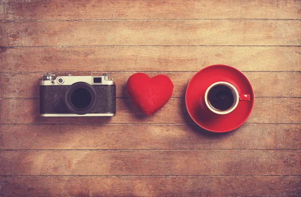 Φωτογραφική μηχανή, κόκκινη καρδιά και ένα καφέ. — Φωτογραφία Αρχείου