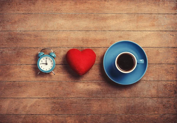 Clock, shape heart and cup of a coffee. — Stock Photo, Image