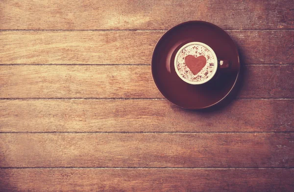 Xícara de café em uma mesa de madeira. — Fotografia de Stock