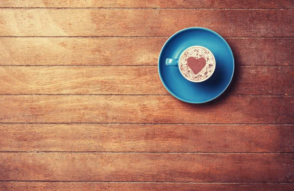 木製のテーブルの上のコーヒーカップ. — ストック写真