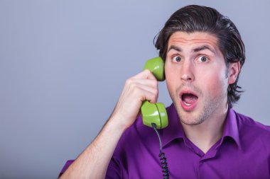gri zemin üzerine telefon yakışıklı adam.