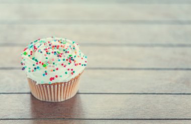 ahşap bir masa üstünde kremalı pasta. 