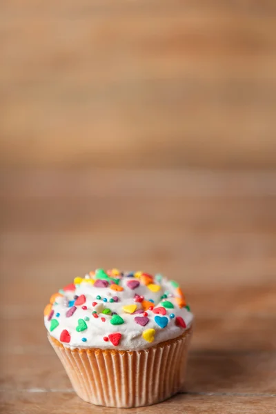 Bolo de creme com chapa em uma mesa de madeira . — Fotografia de Stock