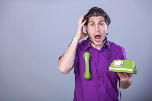 Bonito homem com telefone no fundo cinza . — Fotografia de Stock