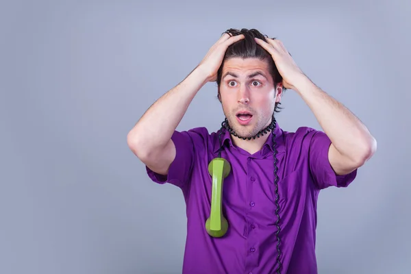 Bello uomo con telefono su sfondo grigio . — Foto Stock