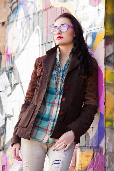 Chica adolescente cerca de la pared de graffiti . — Foto de Stock