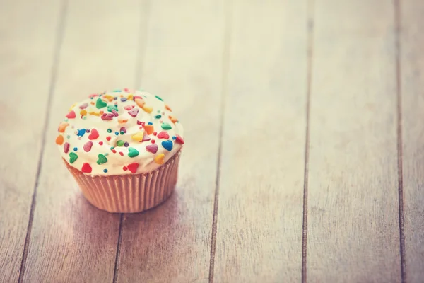 Cream cake on a wooden table. — Stock Photo, Image