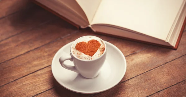 Ceașcă de cafea cu inimă de formă — Fotografie, imagine de stoc